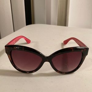 Vince Camuto Tortoise Design Plastic Sunglasses